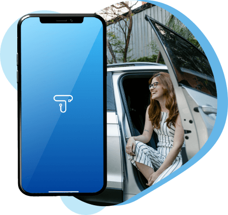 mulher sentada no carro com o app da turbi