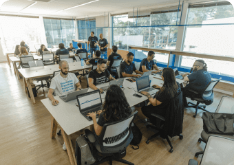 escritório com pessoas trabalhando